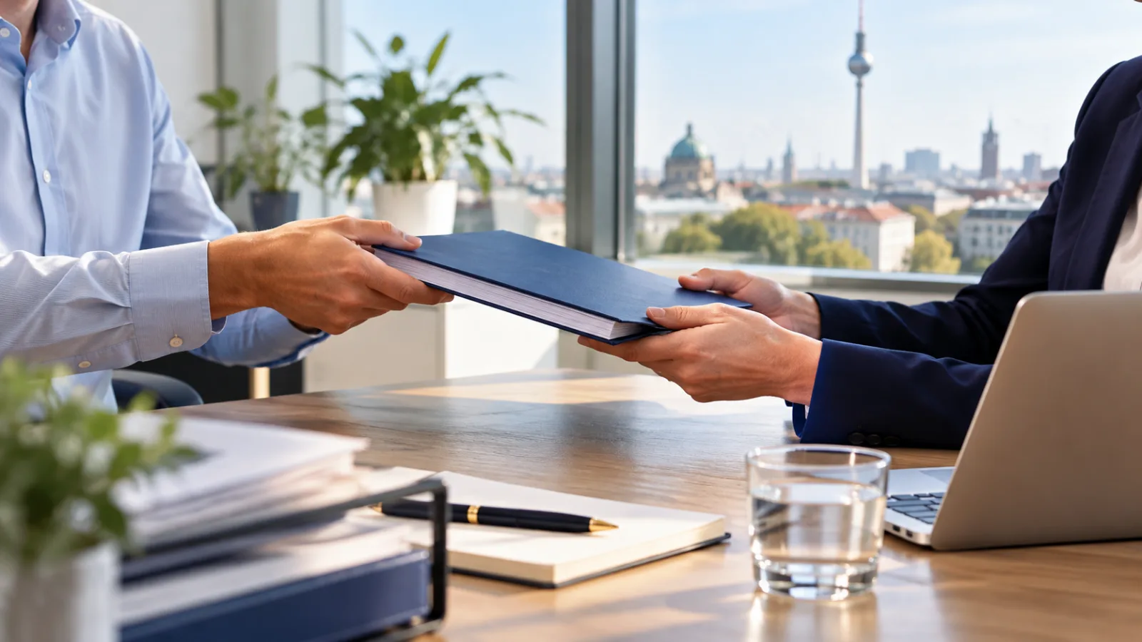 Symbolbild: Übergabe von Unterlagen an einem Schreibtisch zwischen Mandant und Steuerkanzlei – Was macht ein Steuerberater?
