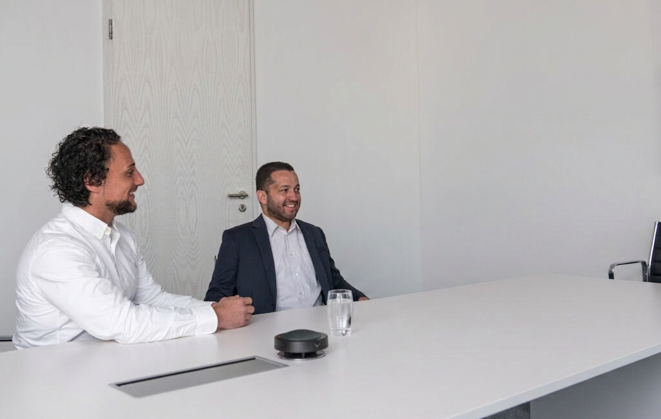Beratungsgespräch im Meetingraum von Alkul Steuerberatung in Berlin-Mitte